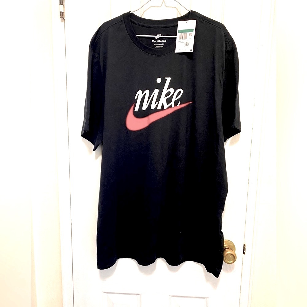NIKE Men’s Black short sleeve tshirt with red swoosh logo on front XL
NWT
